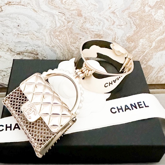 RUNWAY! Ltd Edition! Chanel Gold Metal Micro Pearl Bag Cuff - Picture 5 of 15